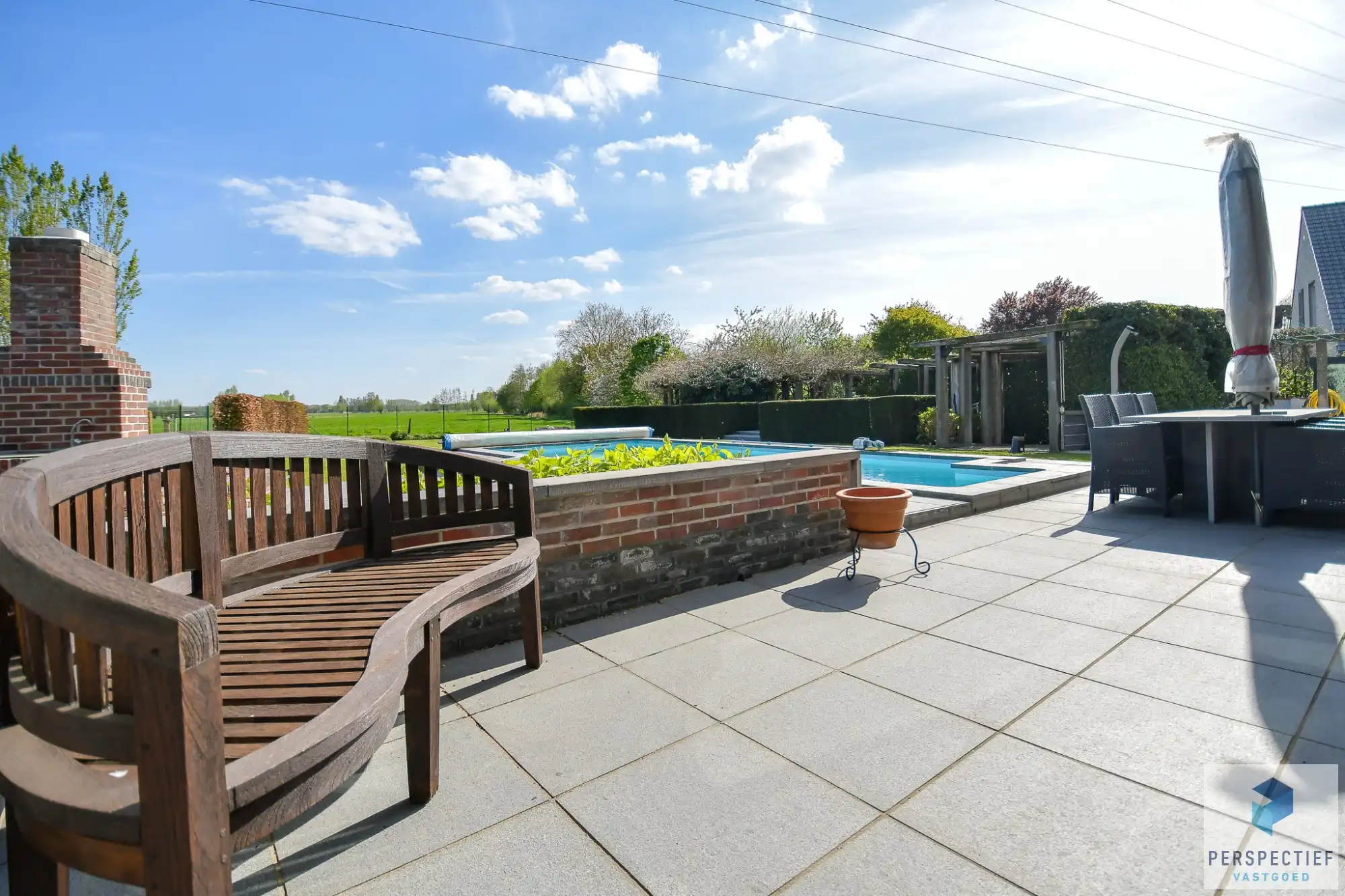 Landelijk gelegen villa met handelsruimte en buitenzwembad op 1370 m² foto 2