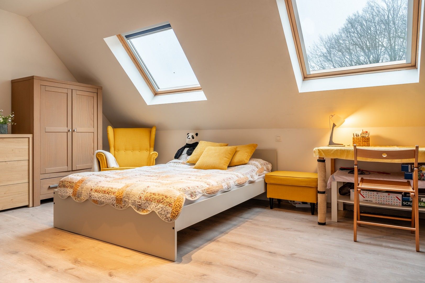 Ruim triplex appartement met berging foto 6