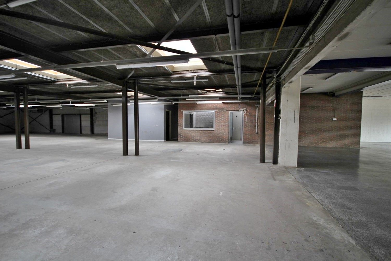 Ruim handelspand met magazijn op toplocatie foto 14