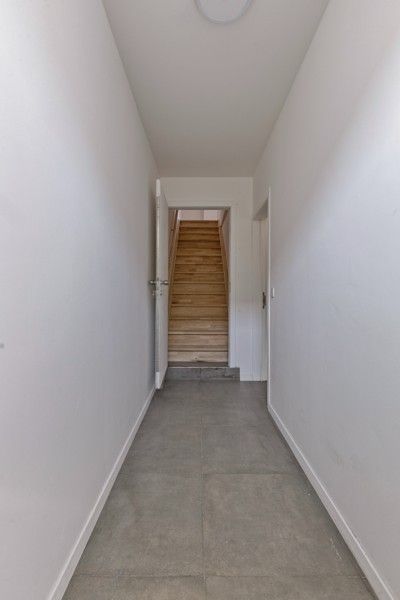Volledig gerenoveerd, 1 slaapkamer appartement  met terras en parkeerplaats TE KOOP in Beveren-Leie! foto 2