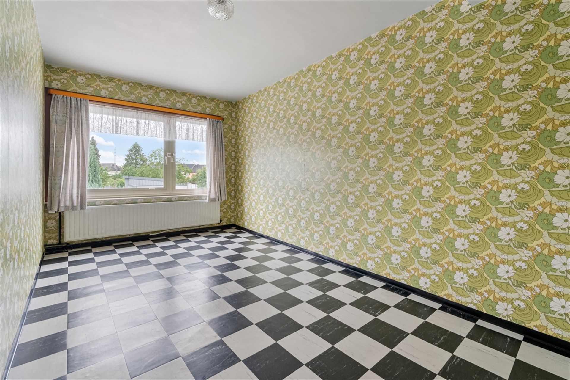 Goed onderhouden gezinswoning met 4 mogelijke slaapkamers op een perceel van 921m² foto 9