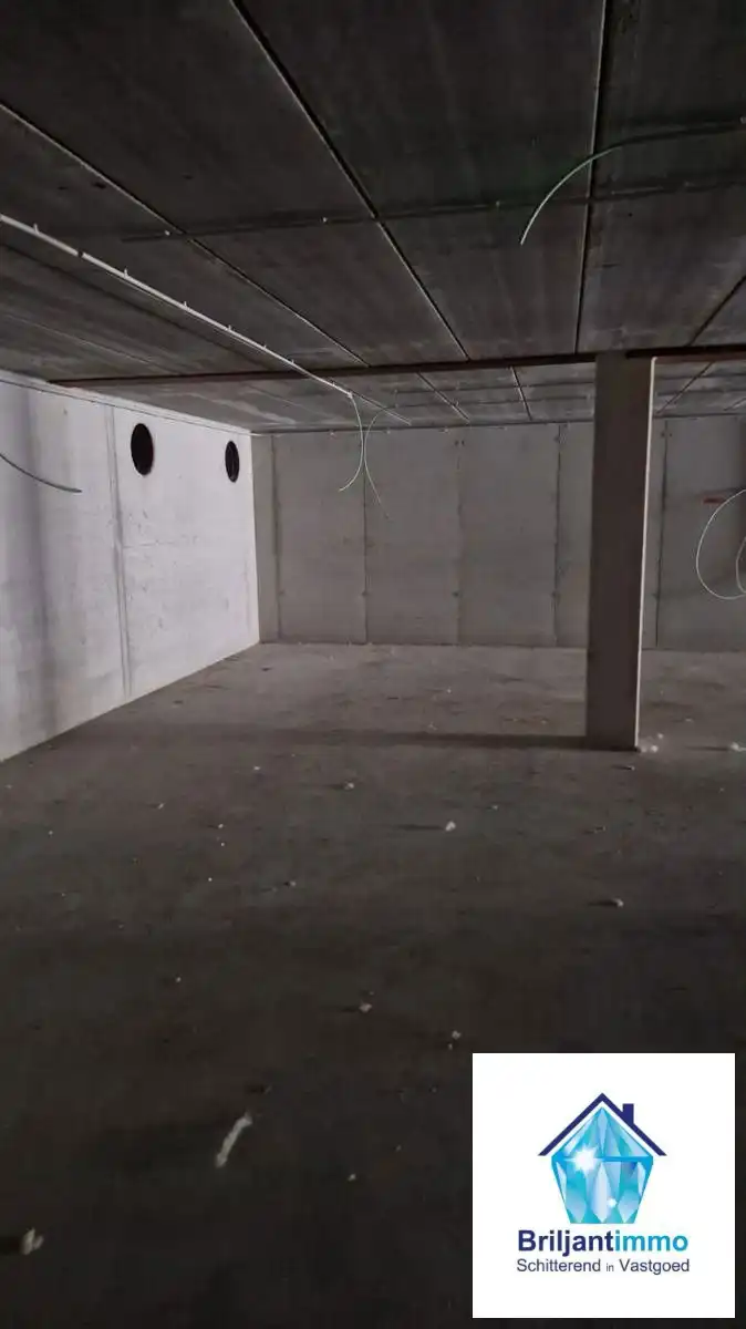 Laatste kans: Veilige ondergrondse staanplaats in Berg foto {{pictureIndex}}