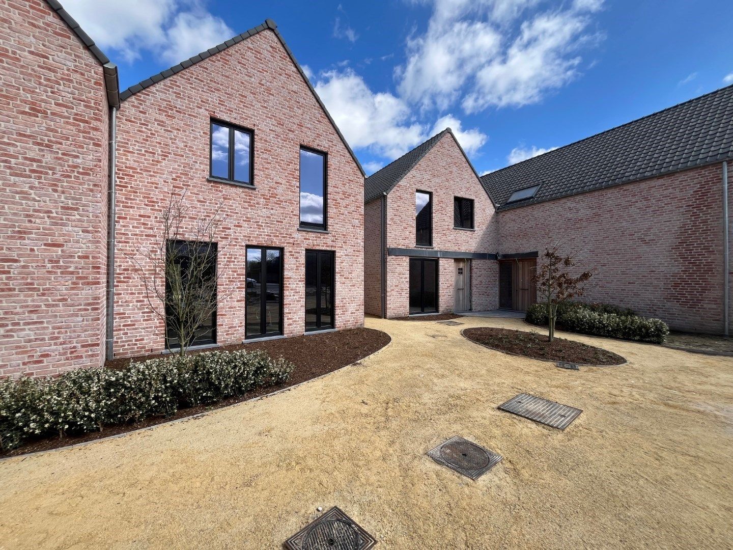 Landelijke nieuwbouwwoning in hartje Dikkelvenne foto {{pictureIndex}}