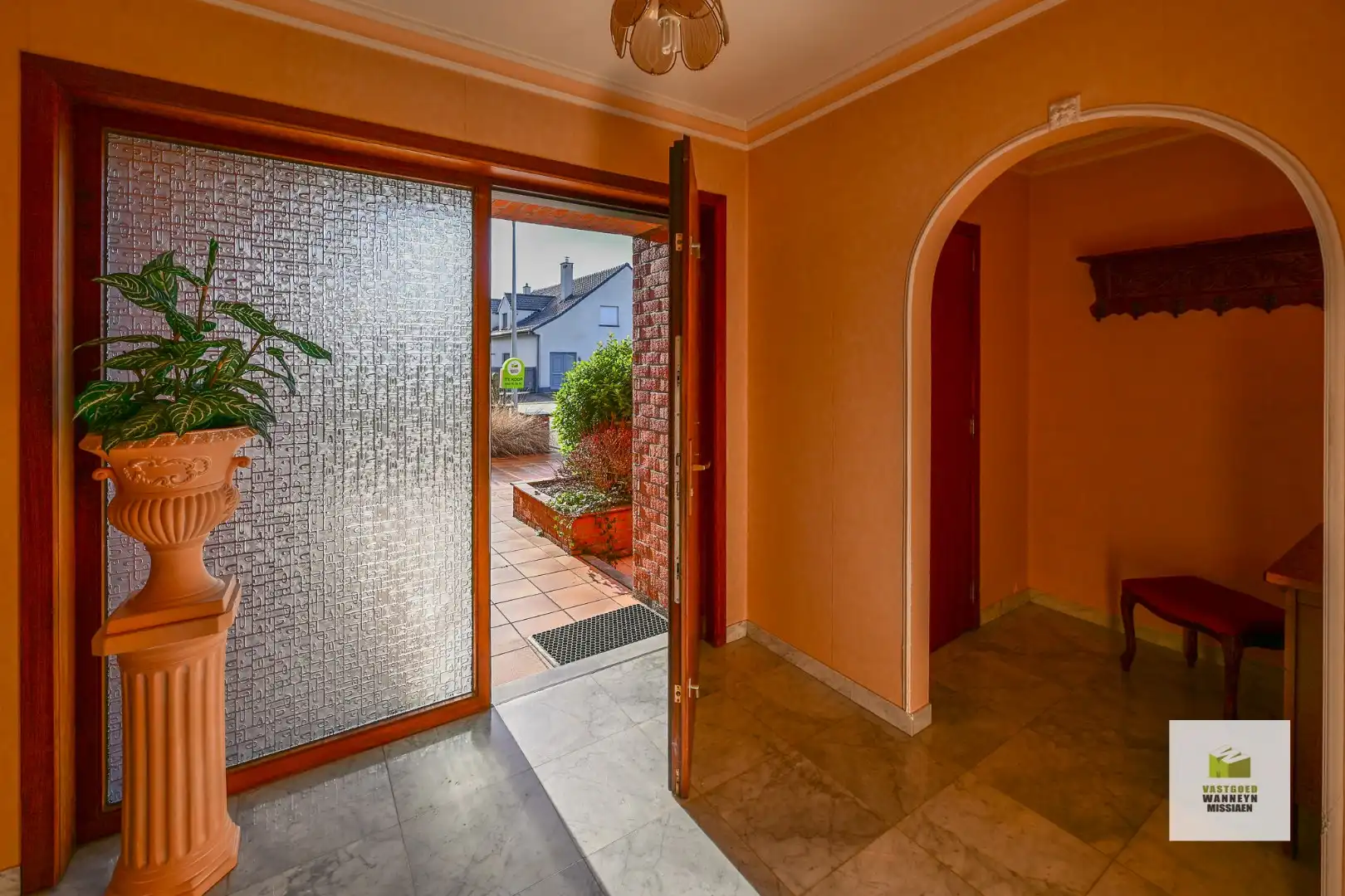 Ruime onderkelderde woning met 4 slpk en garage op rustige ligging in het centrum  foto 3