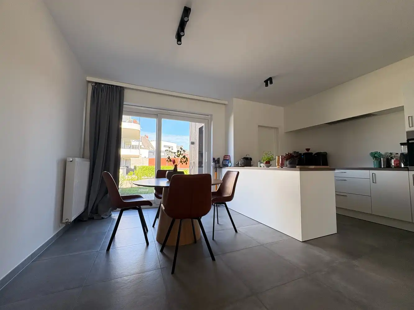 Lichtrijke nieuwbouwwoning in het hartje van Torhout foto 4