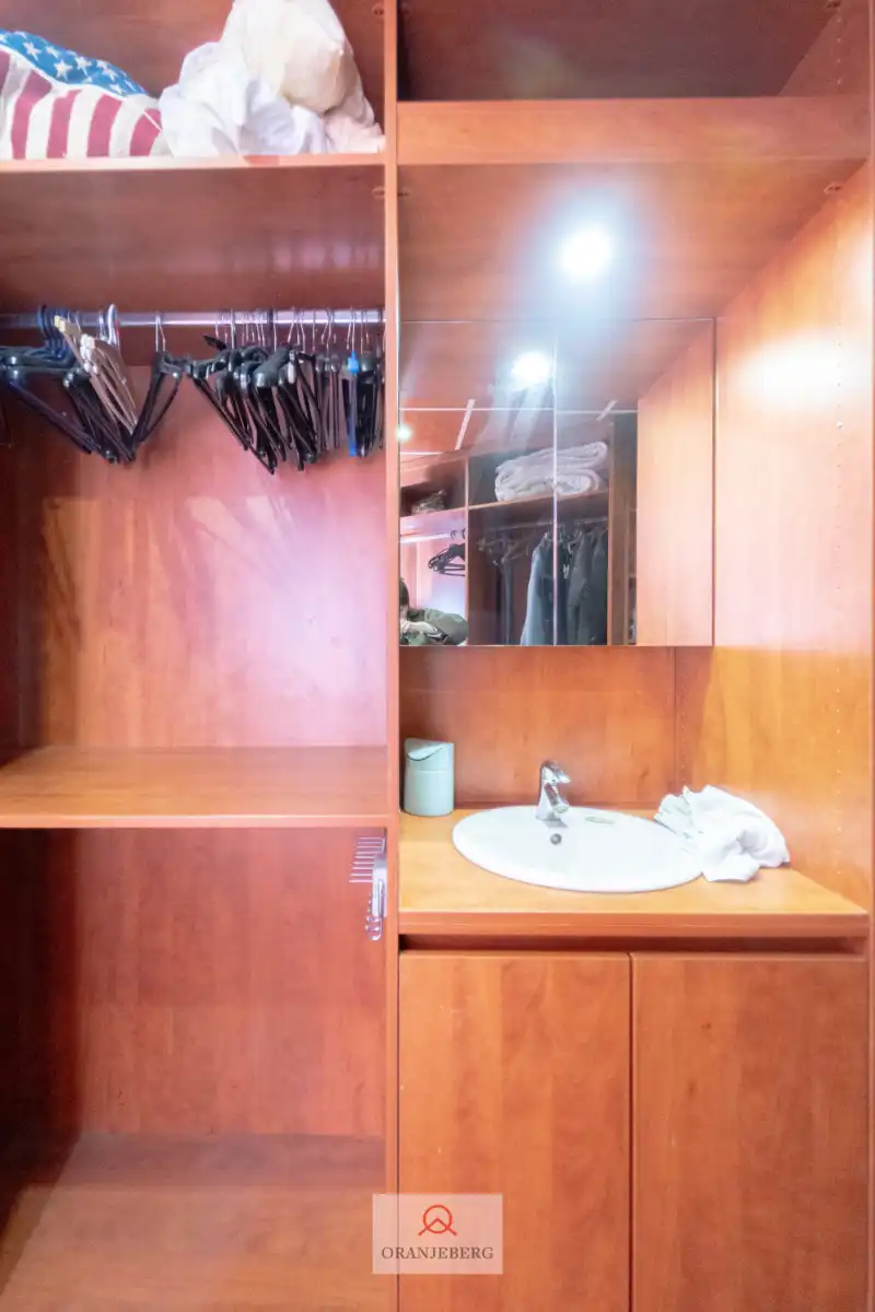 Ruim 2 slpk appartement vlakbij Sint-Baafsplein hartje Gent foto 16