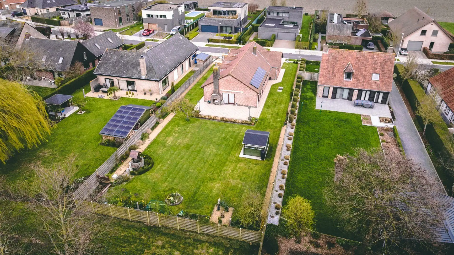 Charmante alleenstaande bungalow met zuidgerichte tuin op ruim perceel in Snaaskerke foto 1