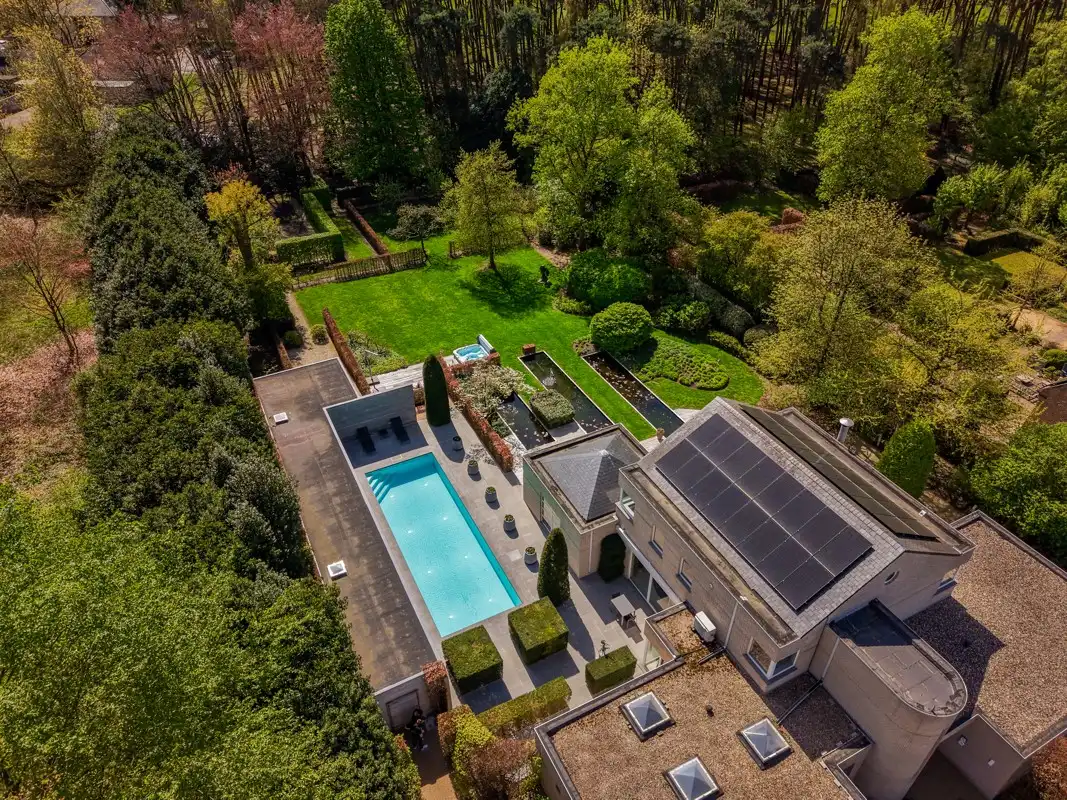 Architecturale villa op 3451 m² met 5 slaapkamers omgeven door natuur. foto 2