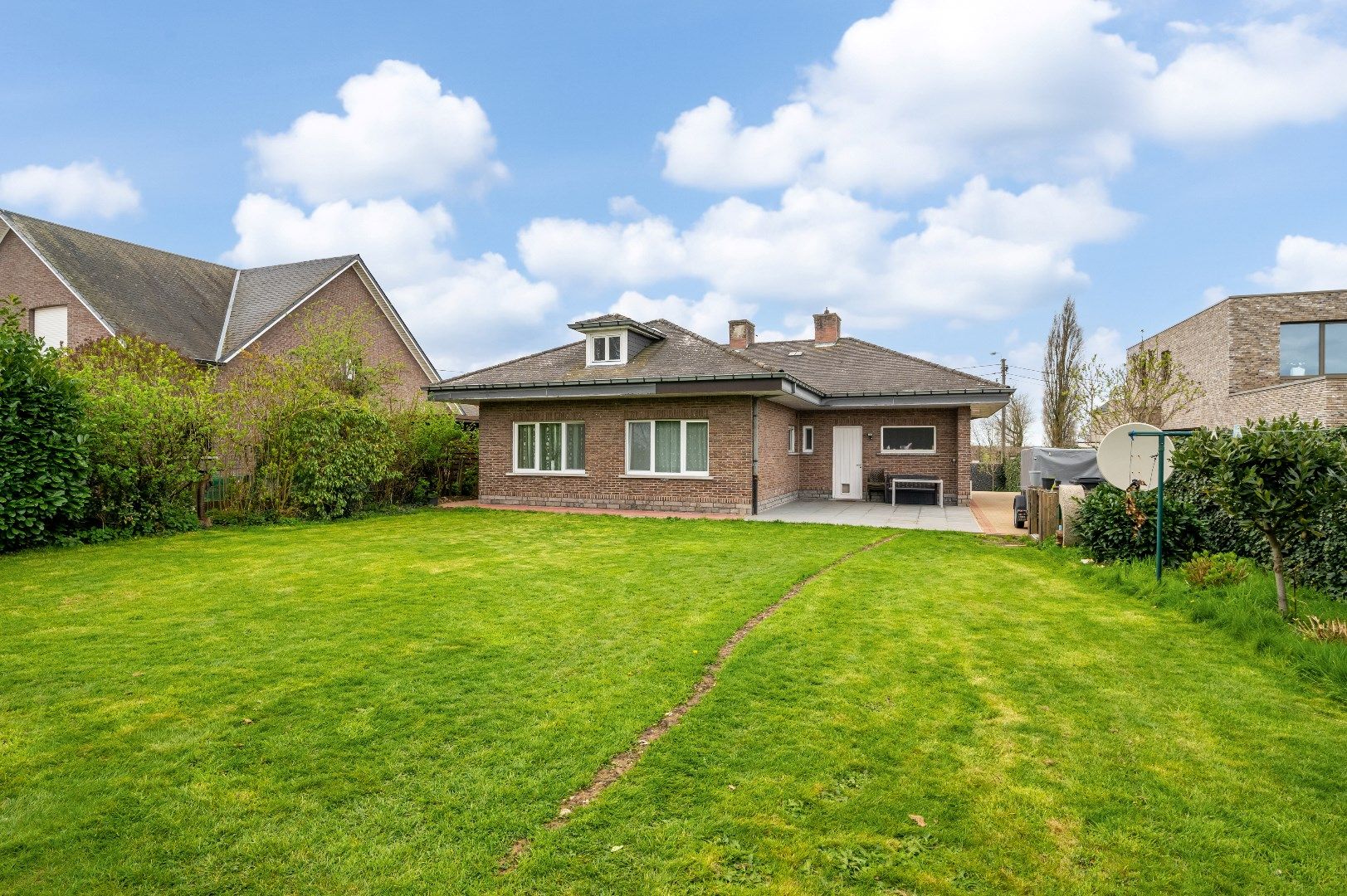 Rustig gelegen Bungalow vlak bi de dorpskern foto 3