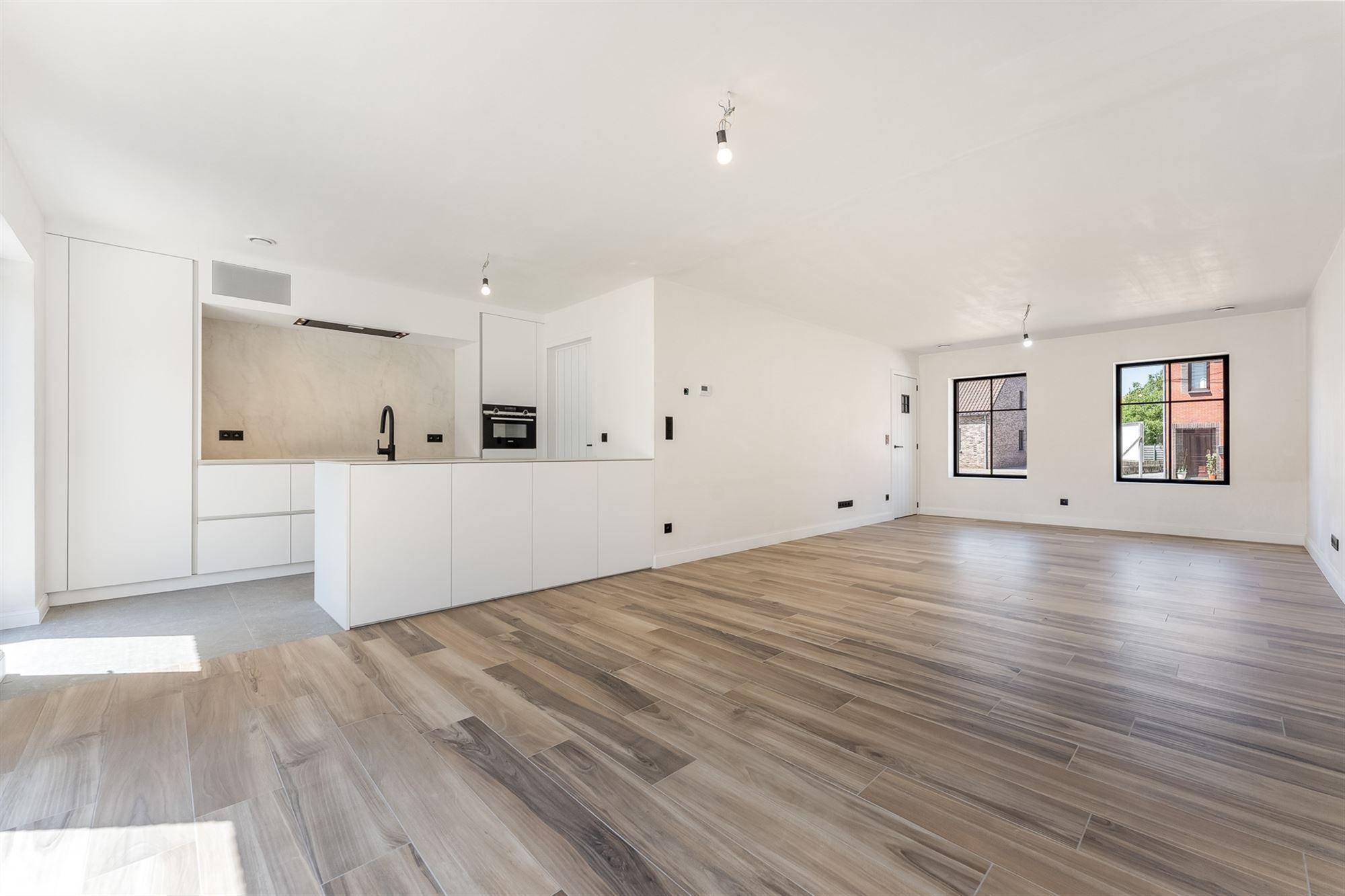 PRACHTIG AFGEWERKTE NIEUWBOUWWONING (195m²)  MET 3 SLAAPKAMERS + ZOLDER EN AFGEWERKTE TUIN TE BERINGEN foto 3