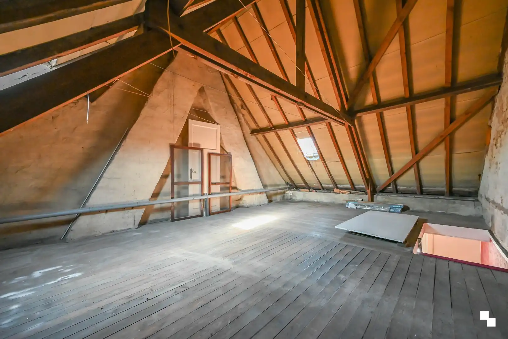 Knusse rijwoning nabij centrum Izegem foto 24