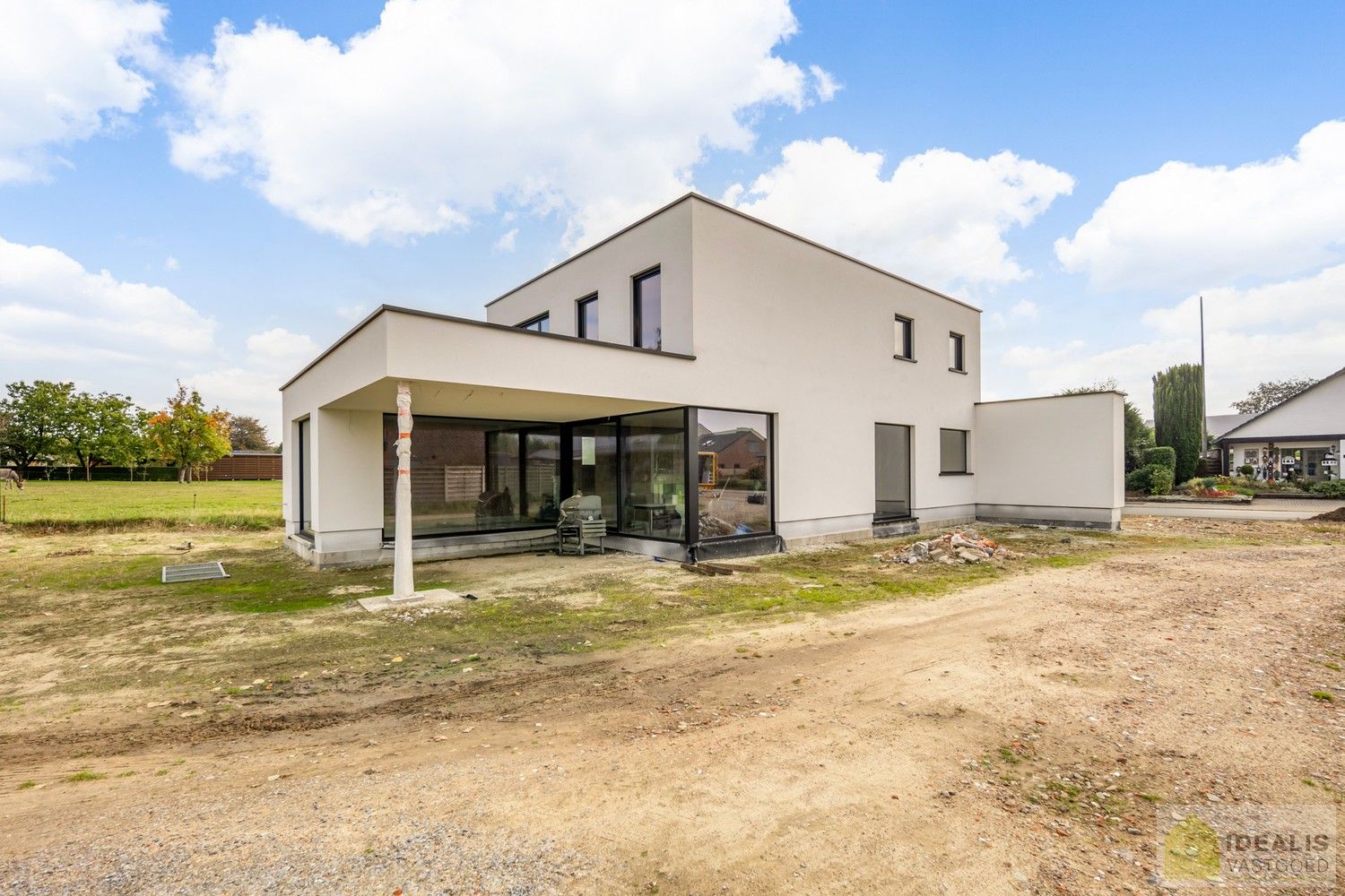 IDEALIS VASTGOED – RUIME (CASCO/VERDER AF TE WERKEN) NIEUWBOUWVILLA MET DE PERFECTE INDELING, EEN HEERLIJKE LEEFRUIMTE, KANTOOR, EXTRA RUIME BERGING, 3 RUIME SLAAPKAMERS, 3 BADKAMERS, CARPORT EN OVERDEKT TERRAS OP EEN RIANT PERCEEL VAN MAAR LIEFST 29A 51CA MET VRIJE ZICHTEN EN DE PERFECTE ORIENTATIE! foto 4