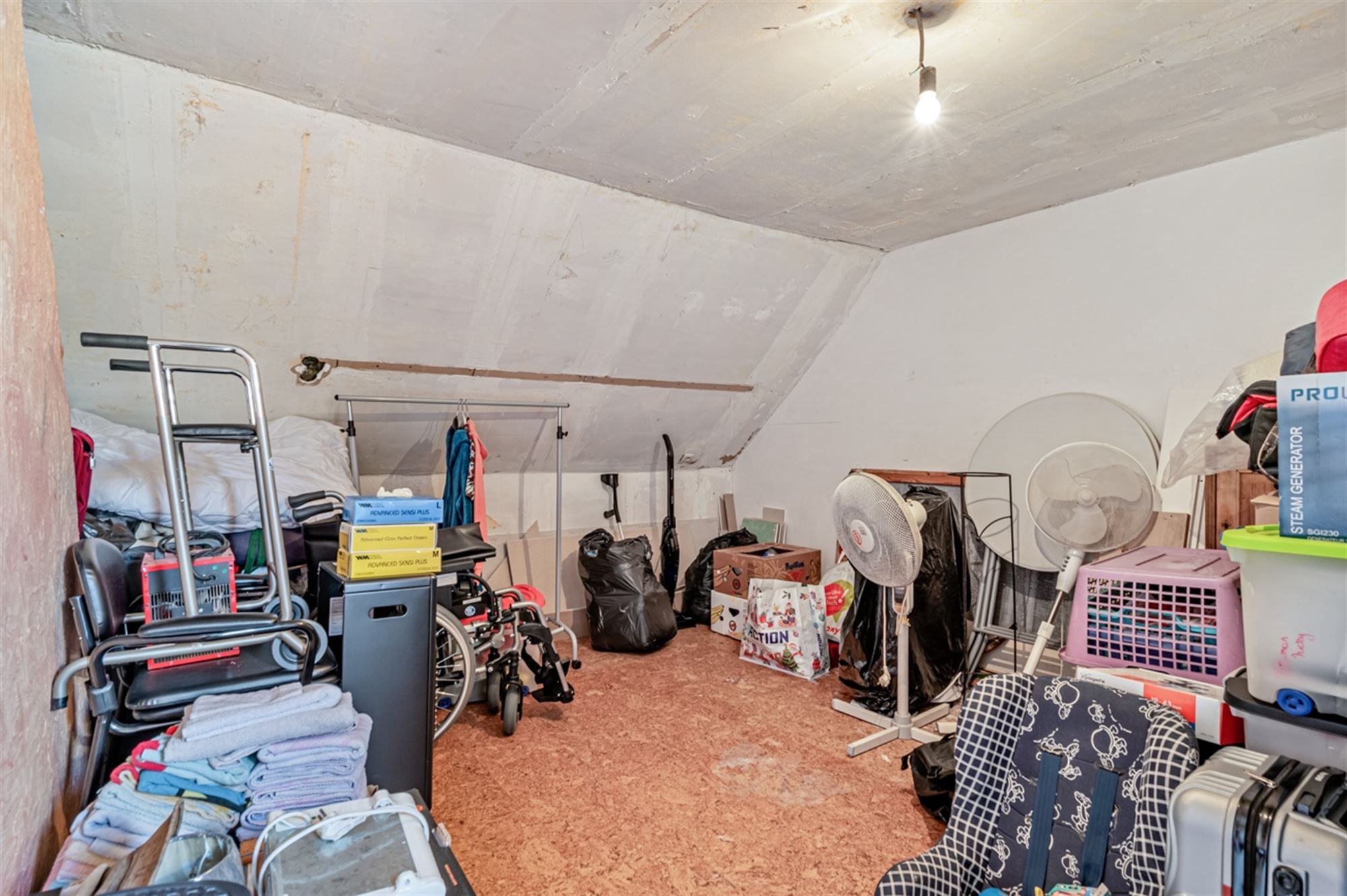 Hoeve met ruime schrijnwerkerij en accomodatie voor paarden foto 8