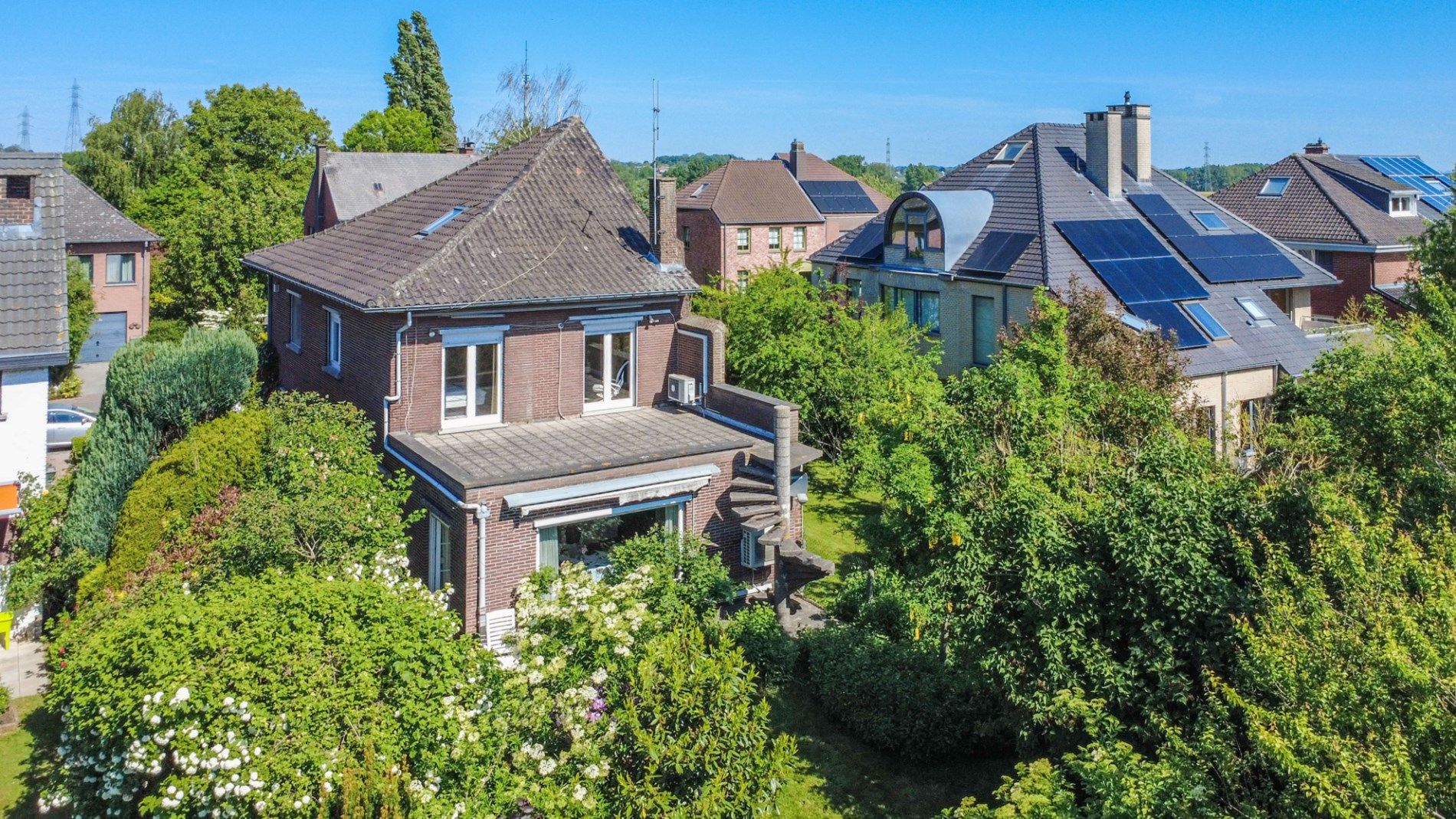 RUIME WONING MET 4 SLAAPKAMERS, GARAGE & ZUID-TUIN ! foto 2