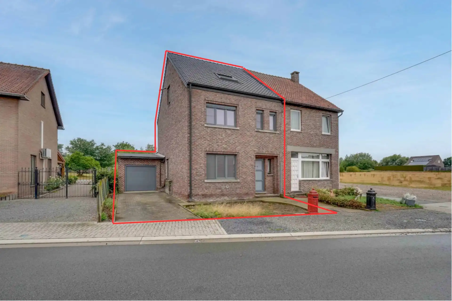 Hoofdfoto van de publicatie: Woning met 2 slaapkamers, 2 badkamers, ruime zolder en tuin
