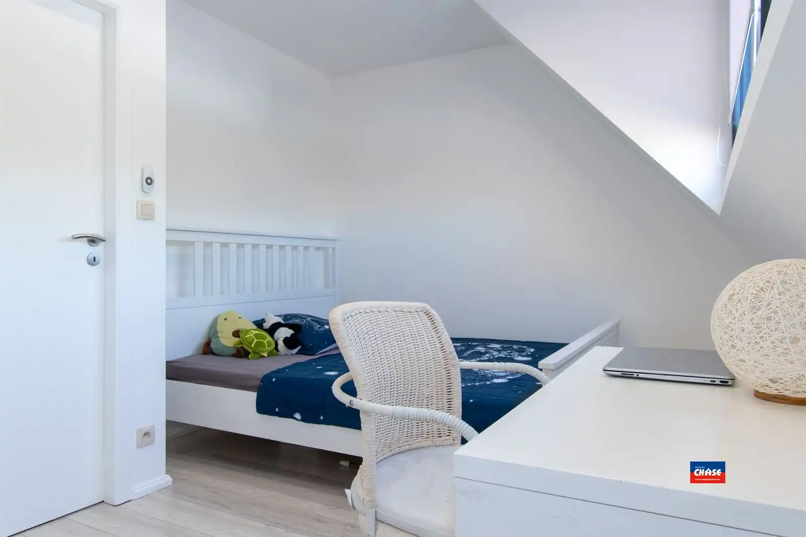 Gerenoveerde woning met terras, drie slaapkamers en garage foto 12