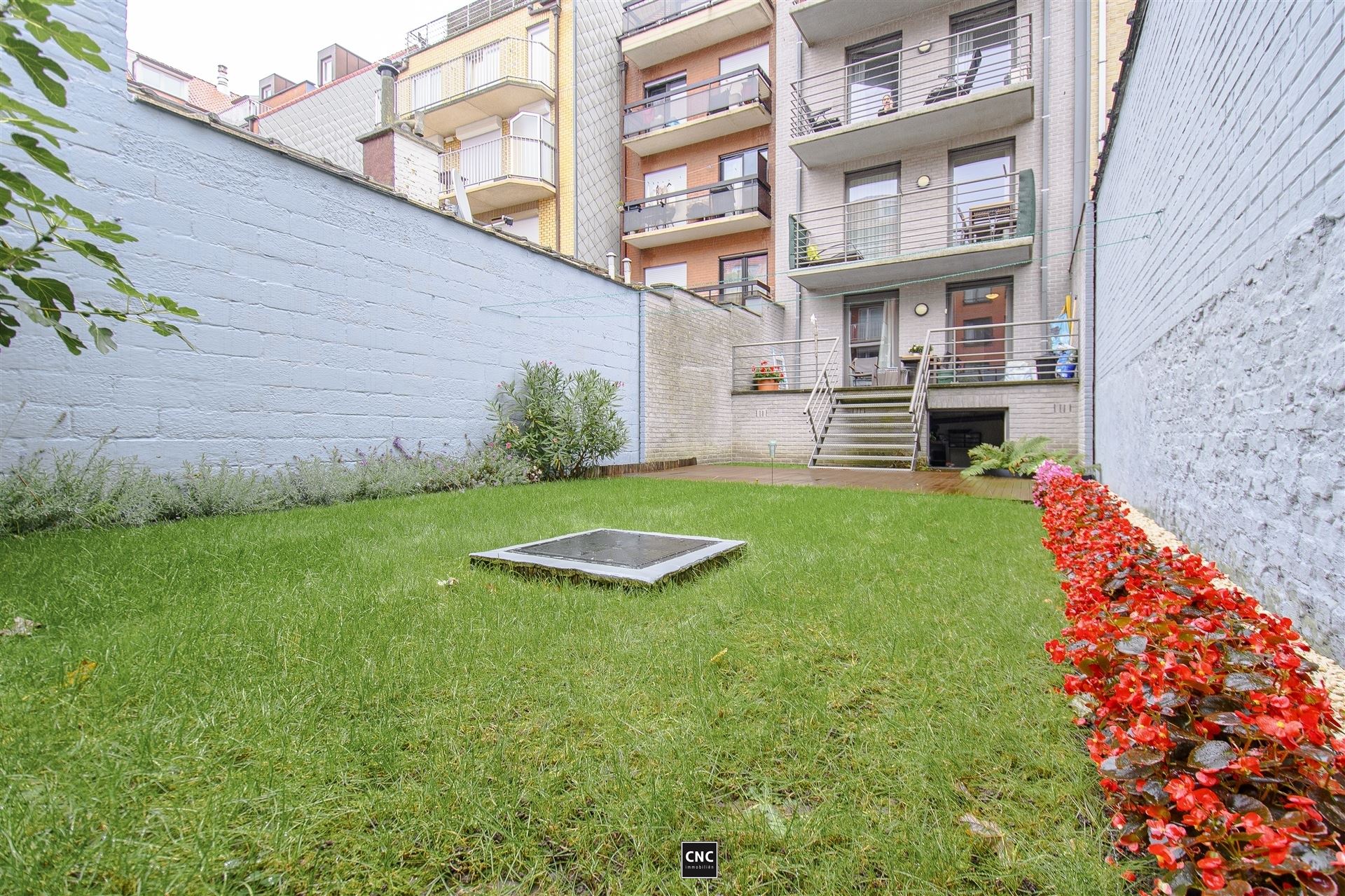 Charmant 2 slaapkamer appartement op het gelijkvloers met groot terras en tuin, nabij de Lippenslaan en op wandelafstand van de zeedijk.  foto {{pictureIndex}}