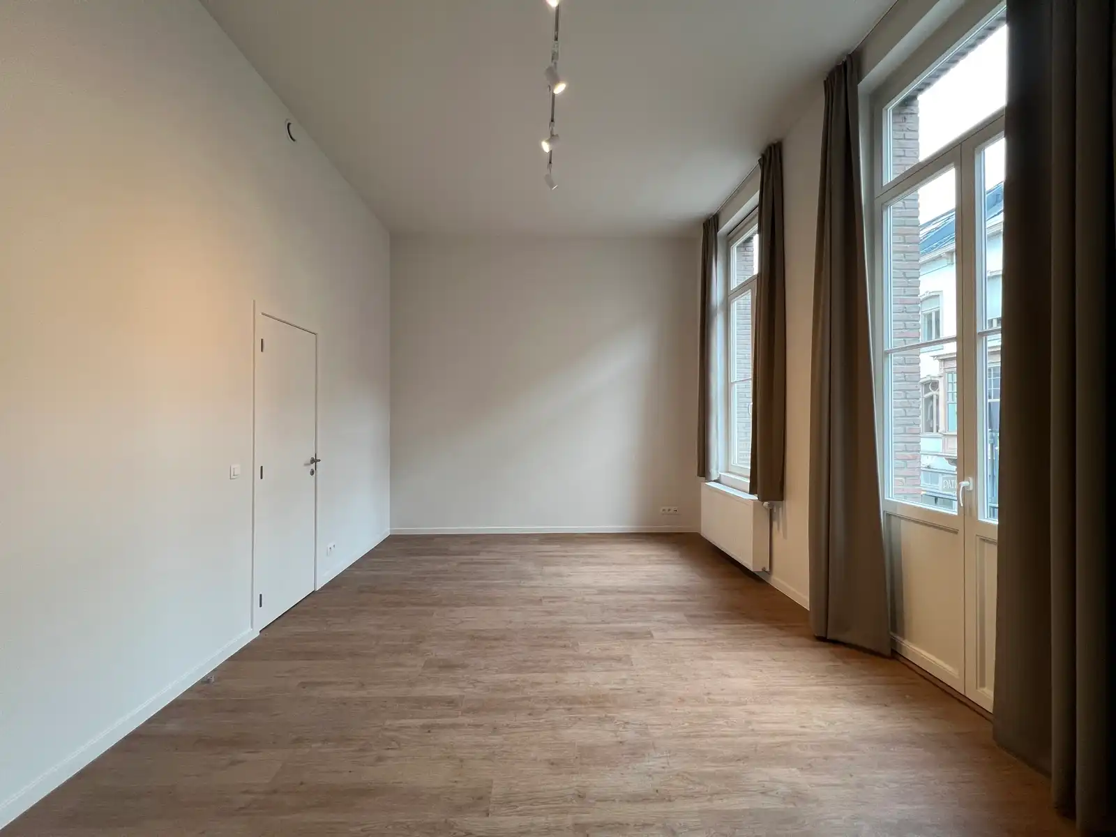 Volledig gerenoveerde studio op uitstekende locatie te huur foto 5