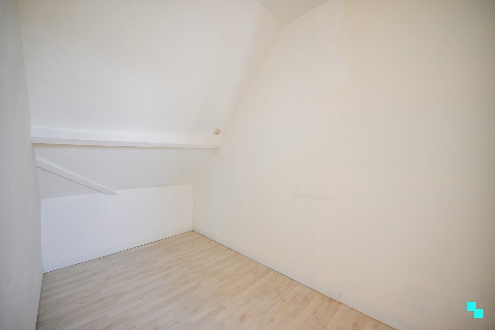 Op te frissen eengezinswoning met uitweg achteraan foto 32