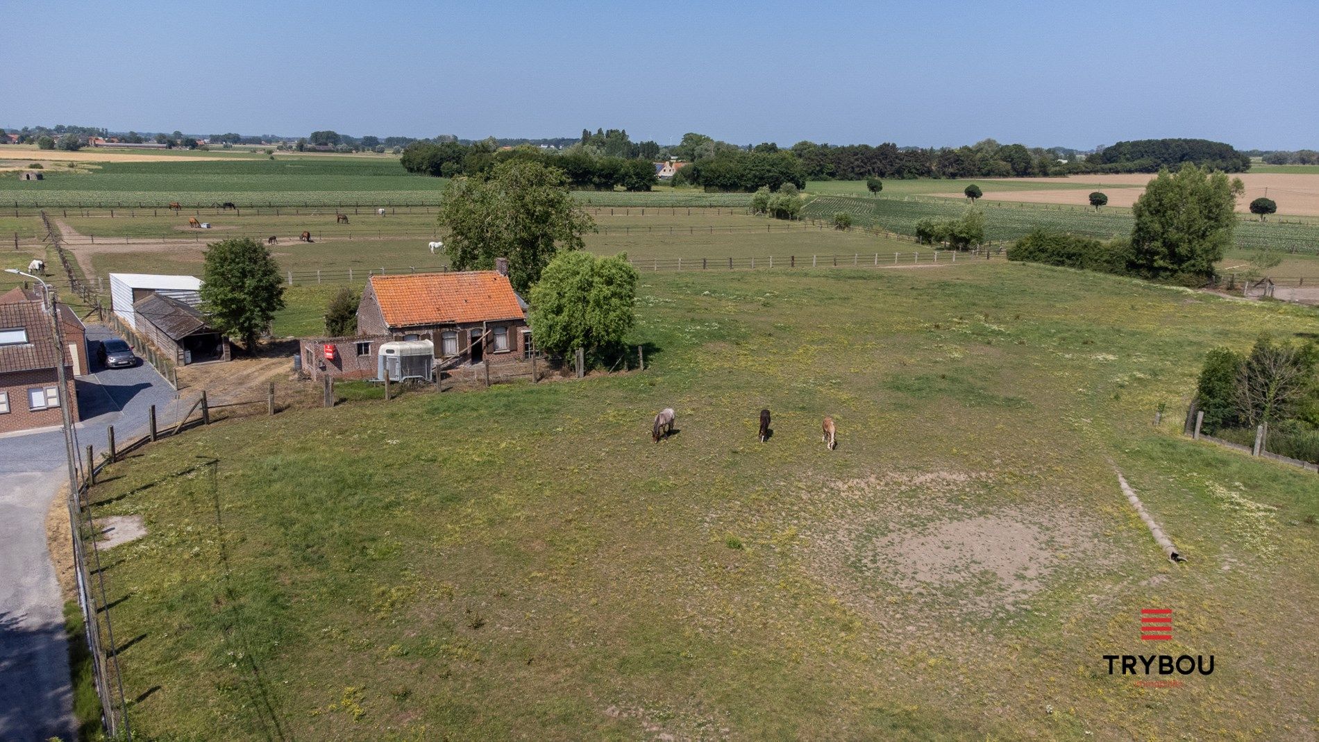 Hoofdfoto van de publicatie: Landelijke, te renoveren woning op 9245 m² in Houthulst op rustige ligging