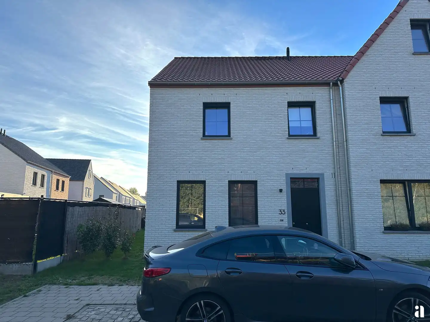 Waar licht, comfort, ruimte en een vaste carport samenkomen! foto {{pictureIndex}}