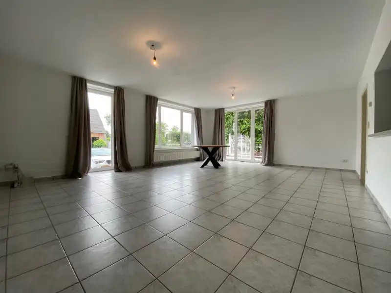 Gelijkvloers appartement met 2 slpks, terras en inpandige garage. foto 3