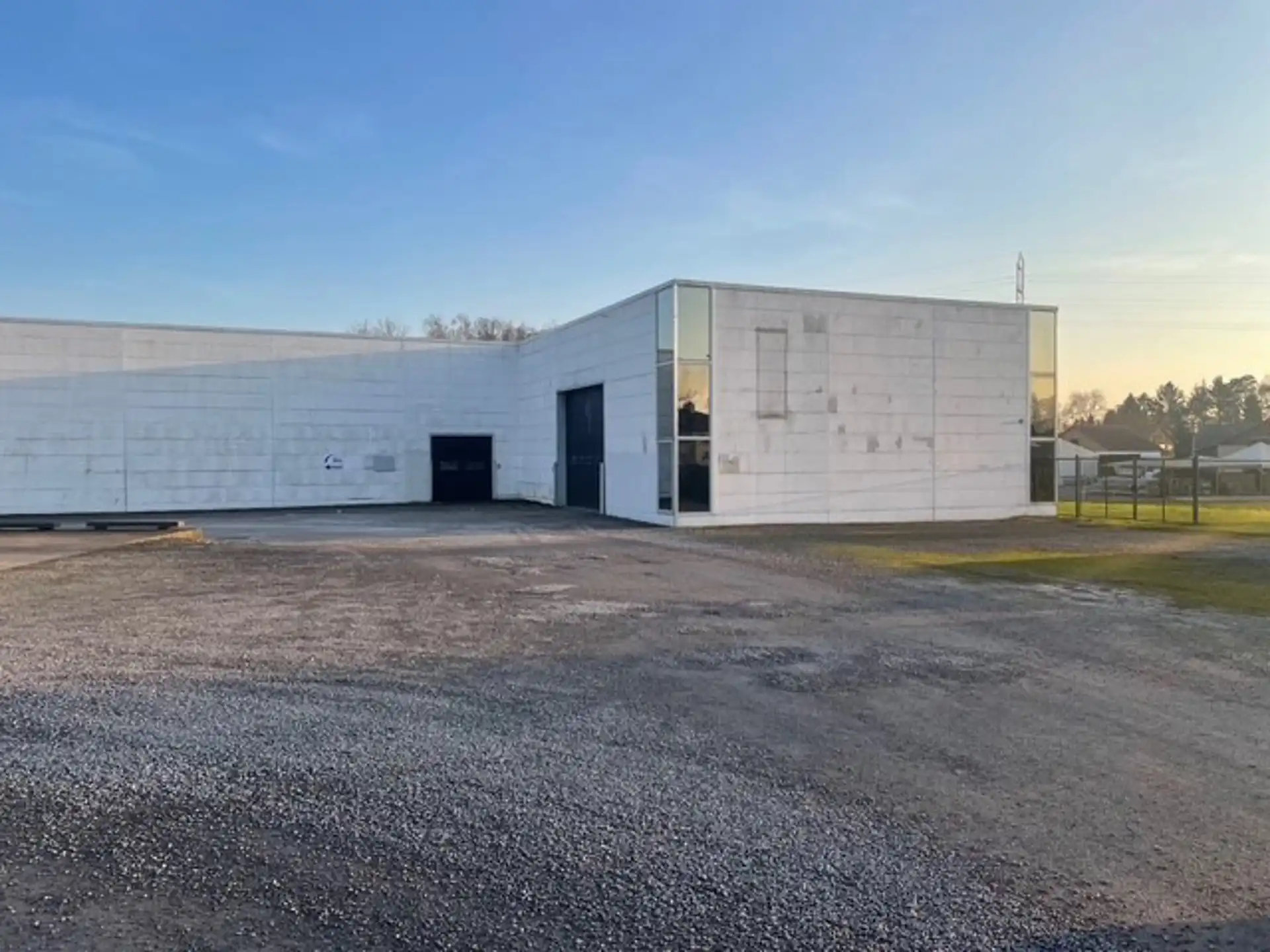 MULTIFUNCTIONEEL BEDRIJFSGEBOUW foto 2