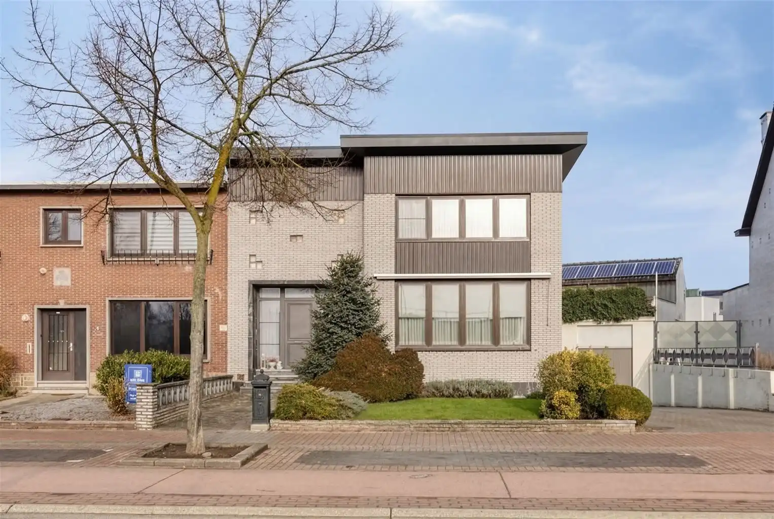 Ruime halfopen stadswoning met 3 slaapkamers, gezellige binnenkoer en achterliggende loods in het centrum van Maaseik. foto {{pictureIndex}}