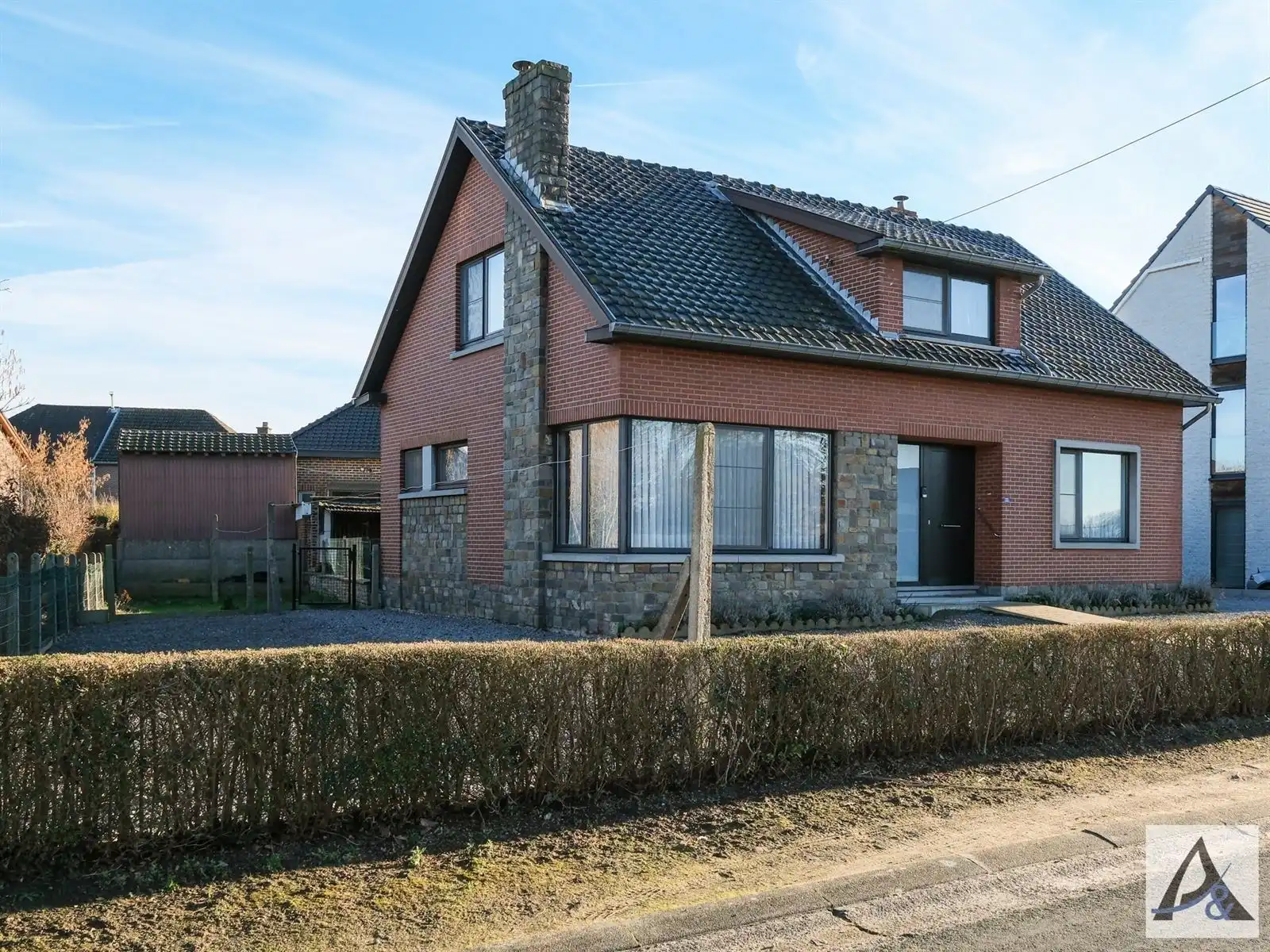 Te renoveren woning met potentieel in rustige buurt foto 32