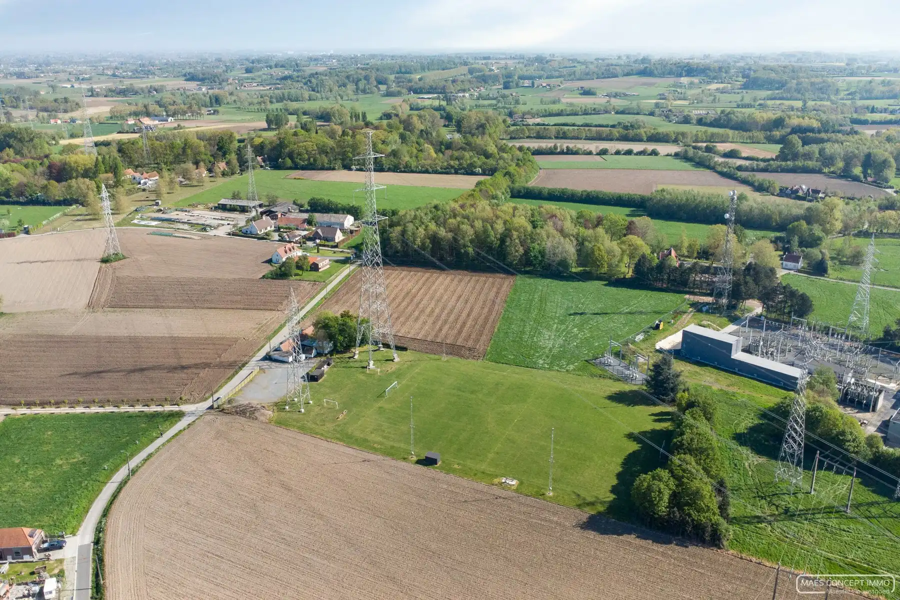 Café en voetbalveld te koop in het landelijke Wortegem foto 3