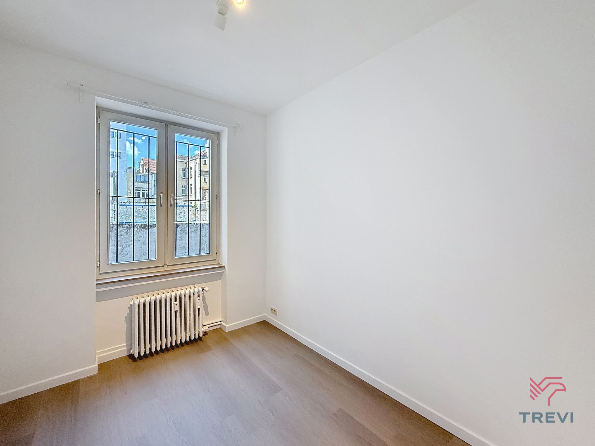 Volledig gerenoveerd appartement met 2 slaapkamers + studeerkamer! foto 16