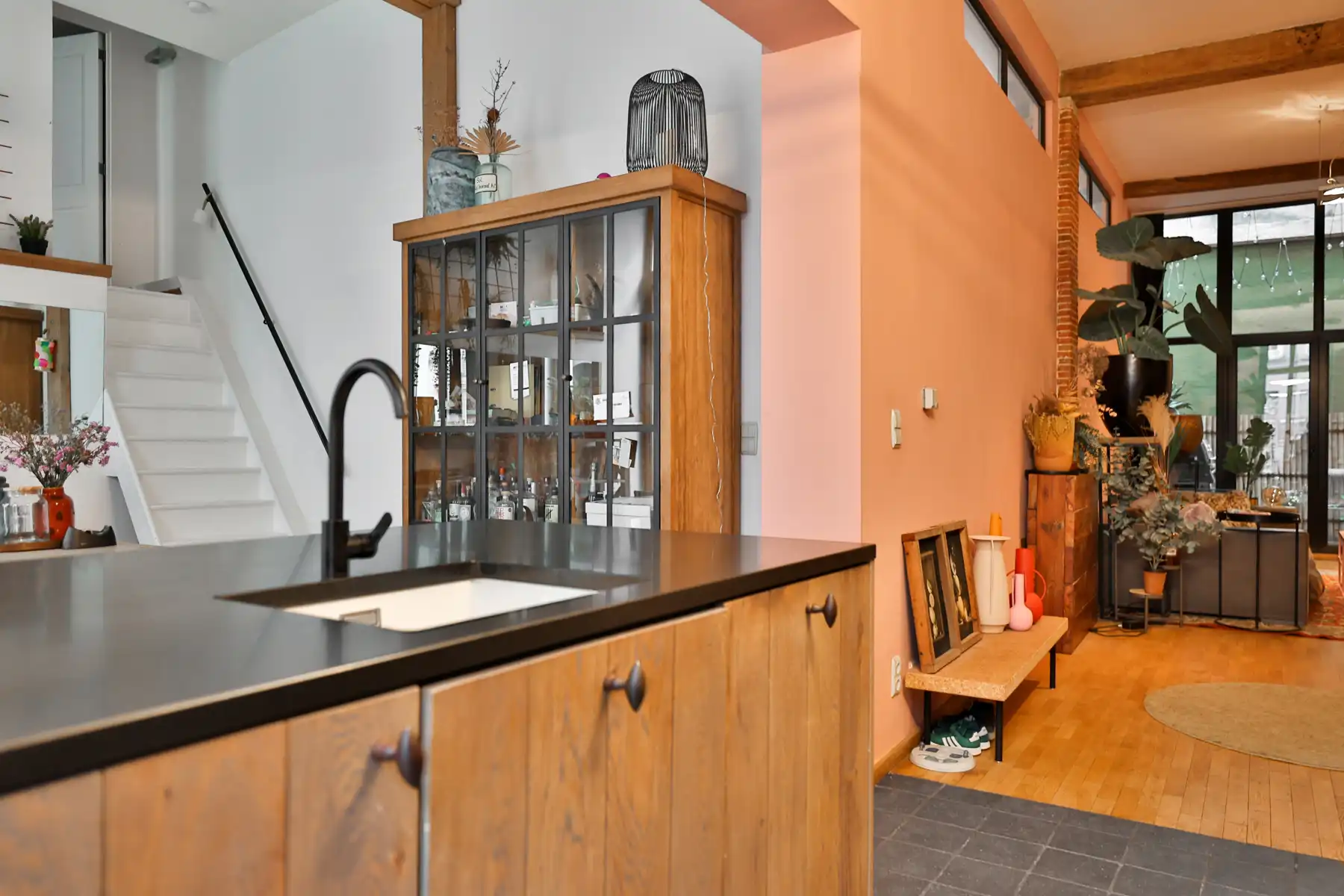 Stoer, warm en verrassend ruim — Loftgevoel met buitenruimte foto 10