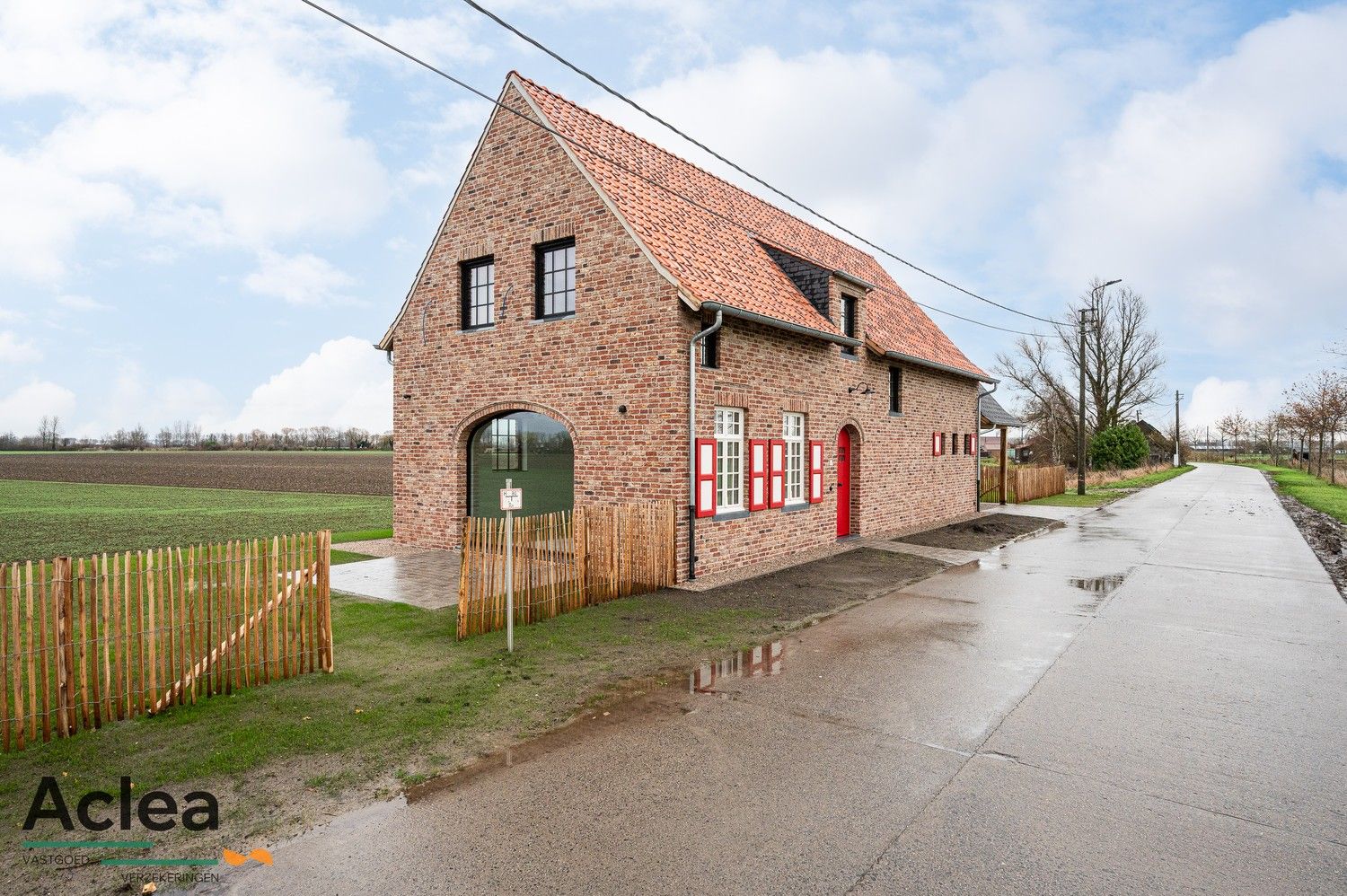Unieke landelijke nieuwbouw woning met open zichten foto {{pictureIndex}}