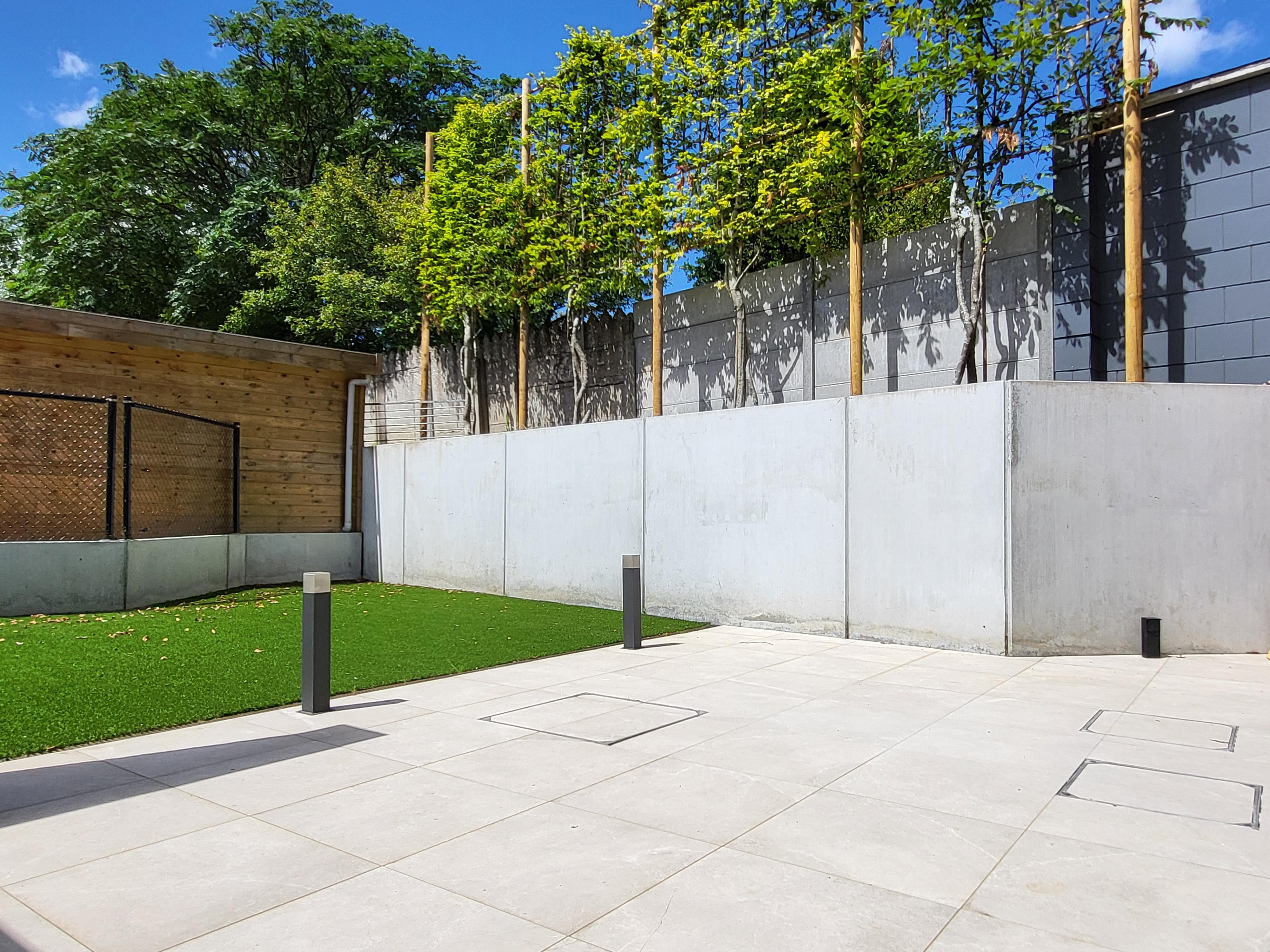 Prachtig nieuwbouwappartement gelegen op het gelijkvloers met ruim terras, tuin, carport en berging.  foto 9