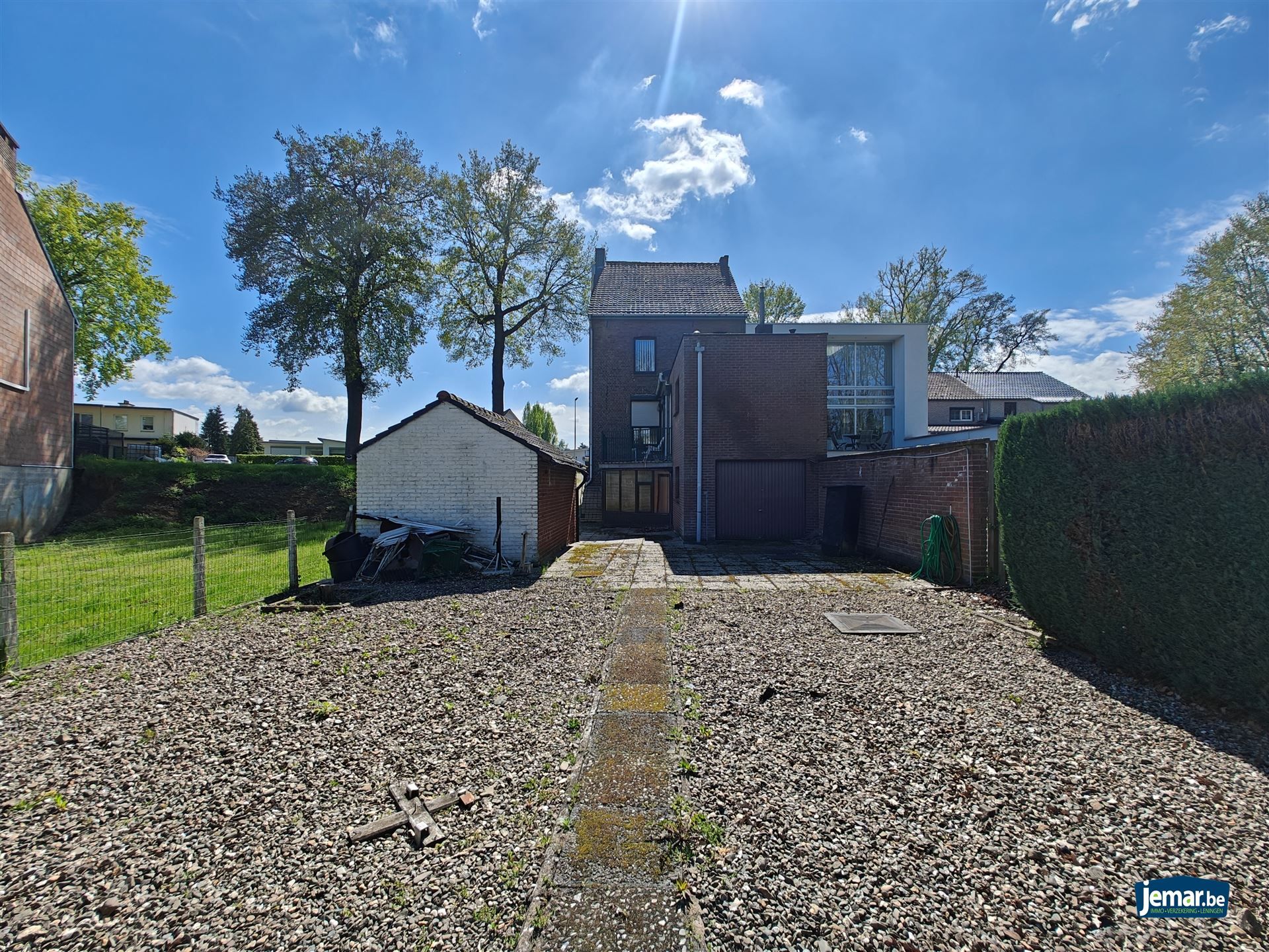 Ruime te renoveren woning met tuin, garages en eindeloos potentieel in Maasmechelen. foto 25