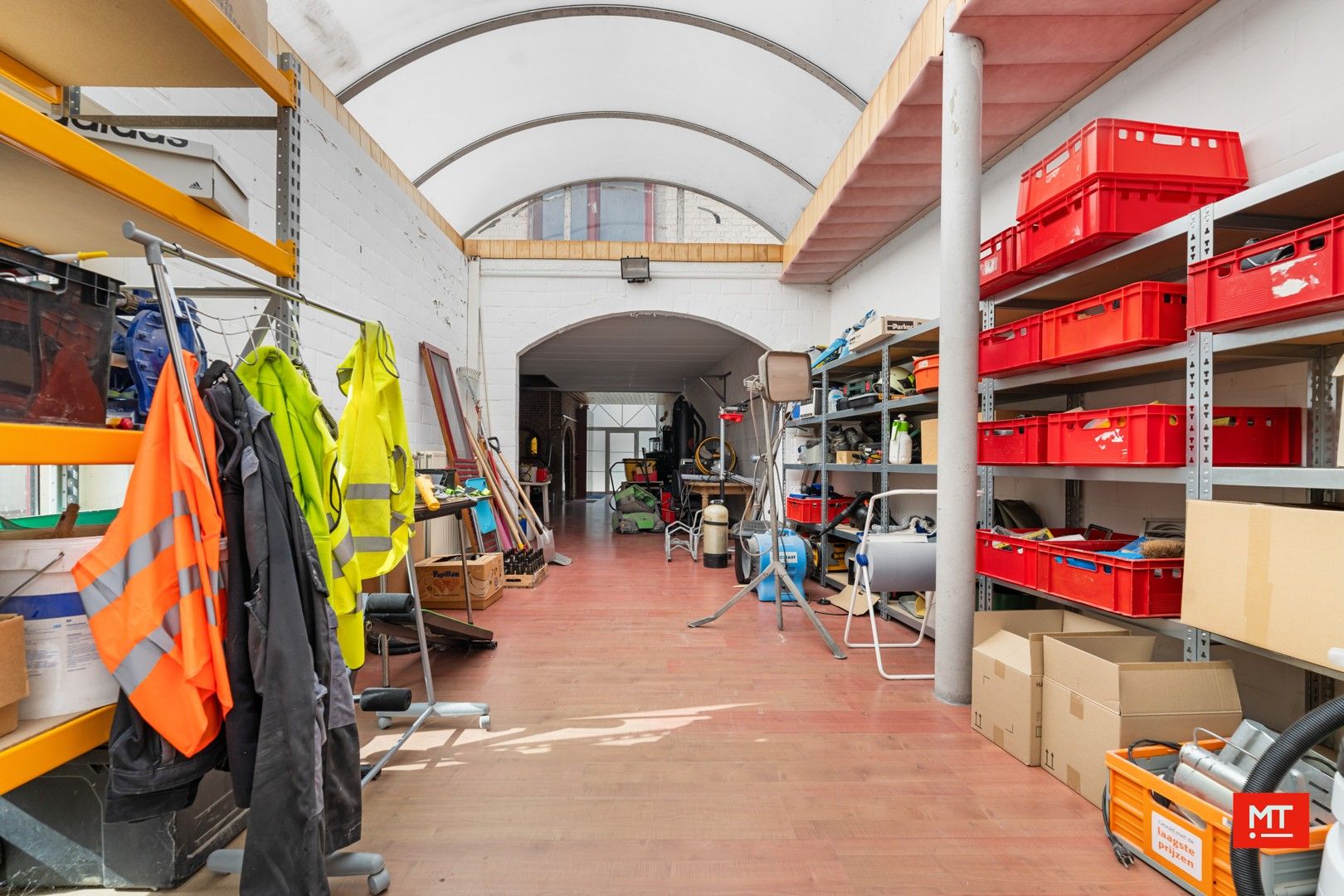 Bijzonder ruime woning met opslagruimte, dubbele garage en uitweg in centrum Langemark foto 6