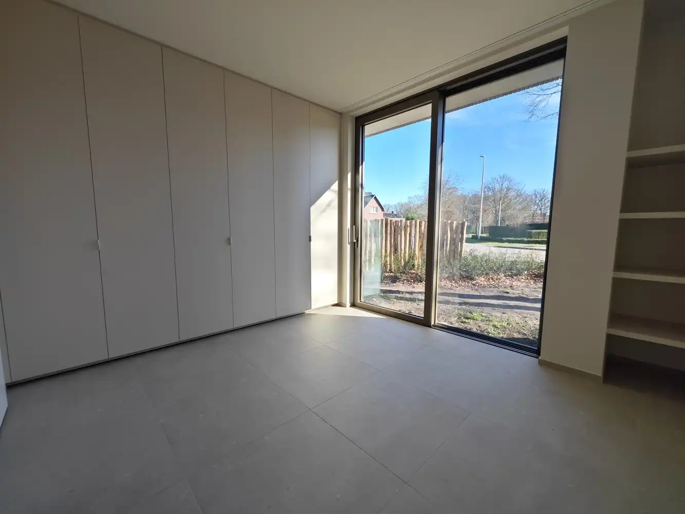 High-end nieuwbouw-appartement met ruim terras, privétuintje, parking en ruime buitenberging foto 11