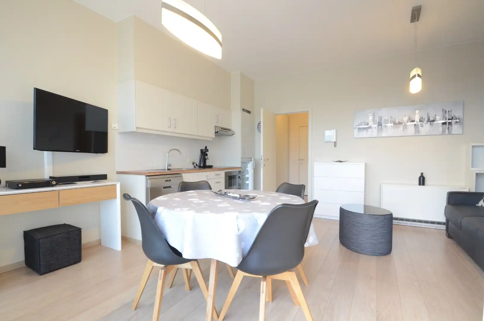 Studio met dressing en zicht op de jachthaven. foto 2
