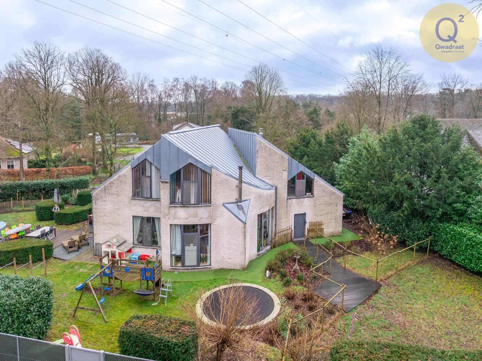 Rustig gelegen ruime villa met aangename tuin foto {{pictureIndex}}