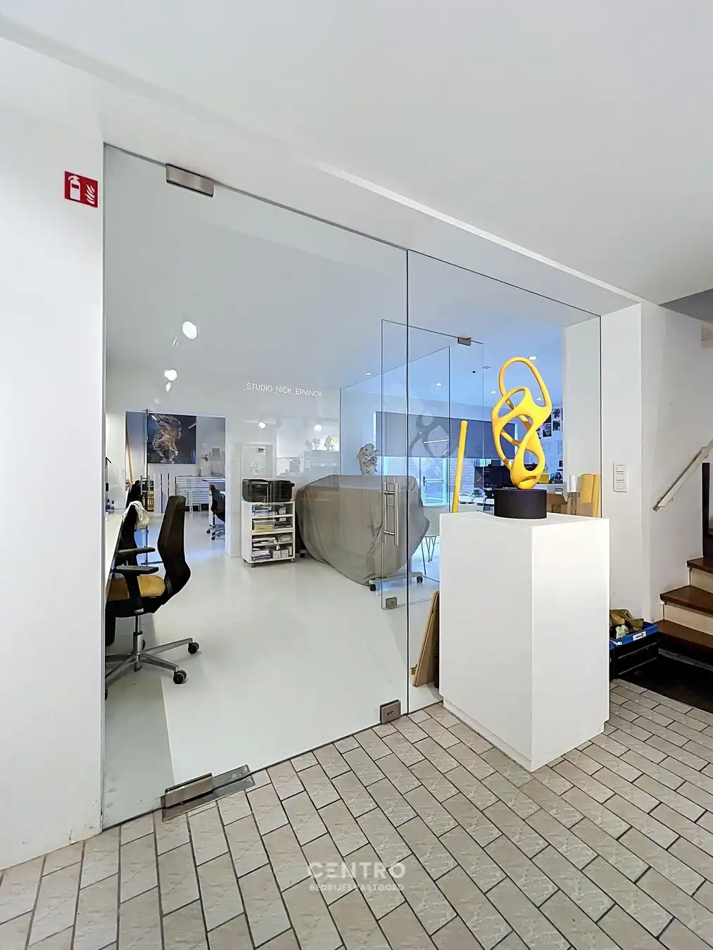 Ruimtelijk magazijn met toonzaal, kantoor en woonst te Lichtervelde, ideaal voor wonen én werken op een perceel van 1.002m²! foto 10
