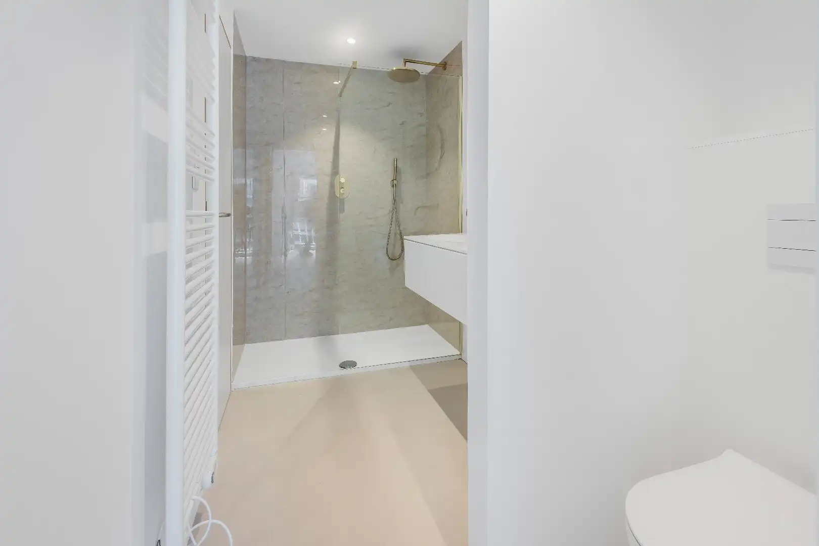 Ruim plateau-appartement met frontaal zeezicht (10 meter gevelbreedte) gelegen aan het Rubensplein. Inpandige parking. foto 17