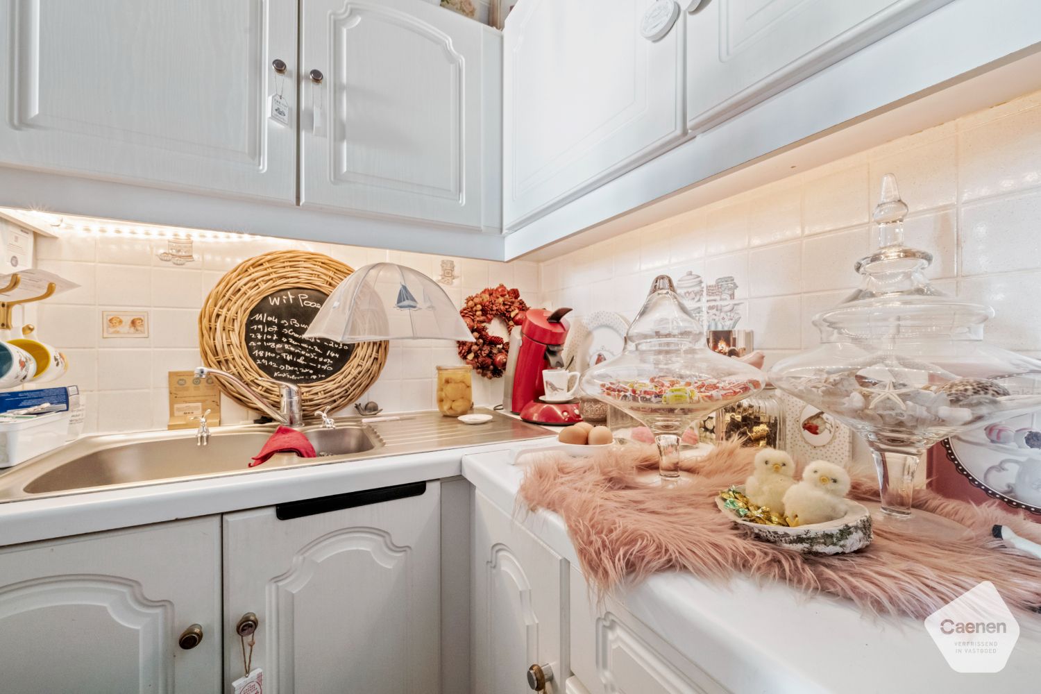 Op te frissen centraal gelegen 2 slaapkamer appartement foto 8