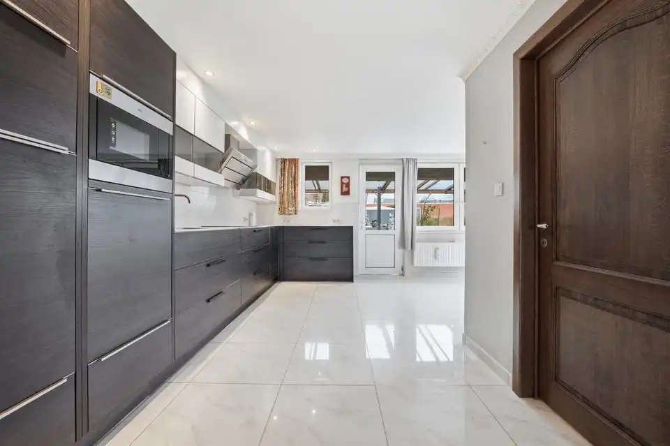 INSTAPKLARE WONING MET TWEE GARAGES IN TONGEREN foto 13