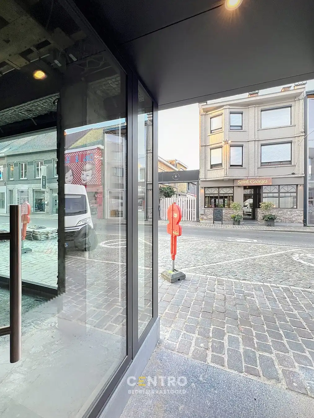 Casco handelsgelijkvloers (± 175m²) met stockruimte (±90m²), verdere afwerking in onderling overleg! foto 2