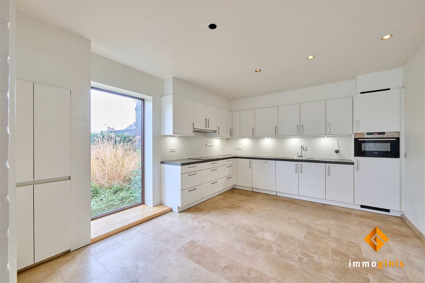 Ruime woning met 3 slaapkamers en dubbele garage op wandelafstand van het centrum van Bocholt! foto 3