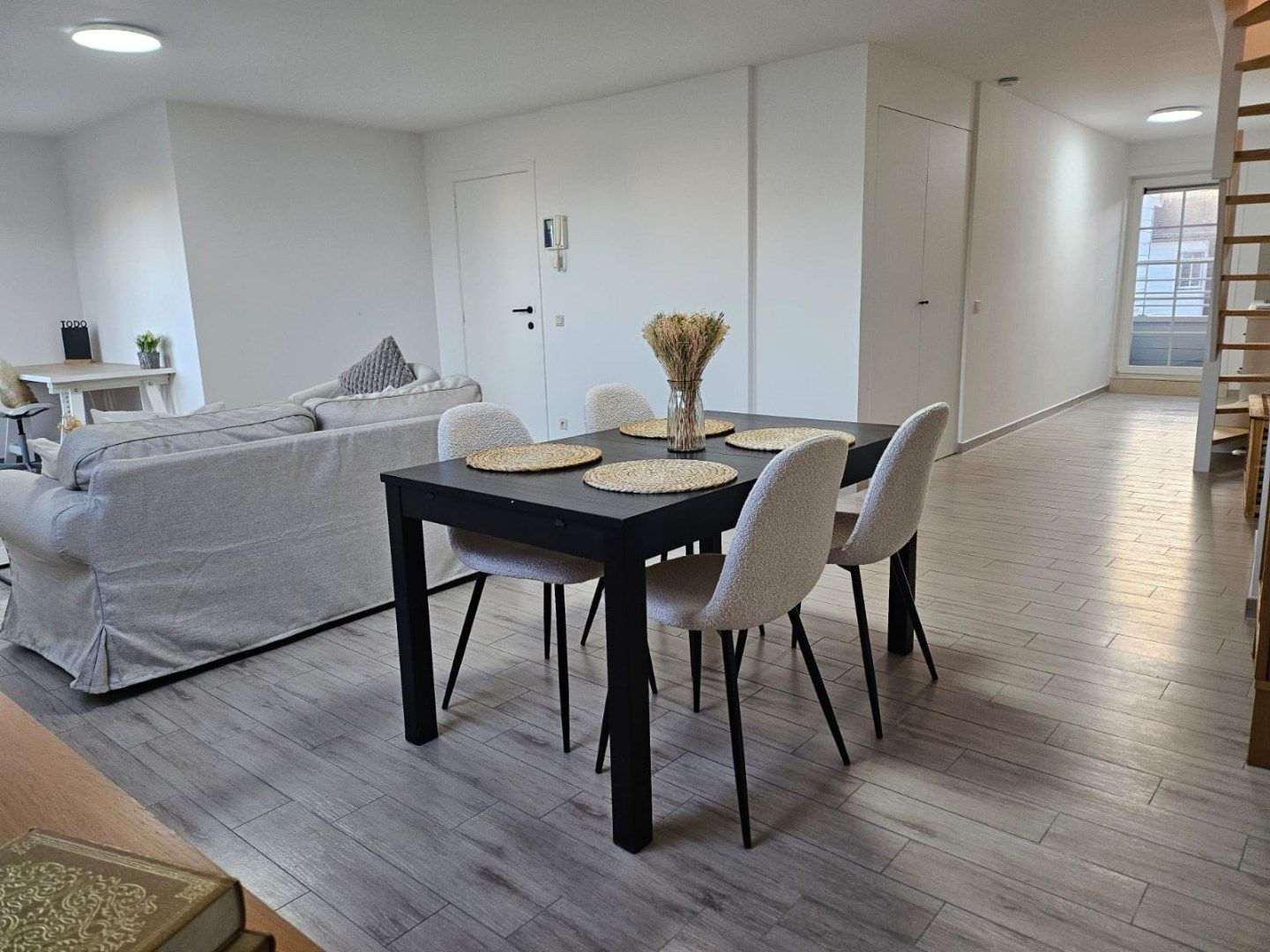 Recent, luchtig en goed gelegen duplex appartement met terrasjes nabij de zee in De Haan. foto 2