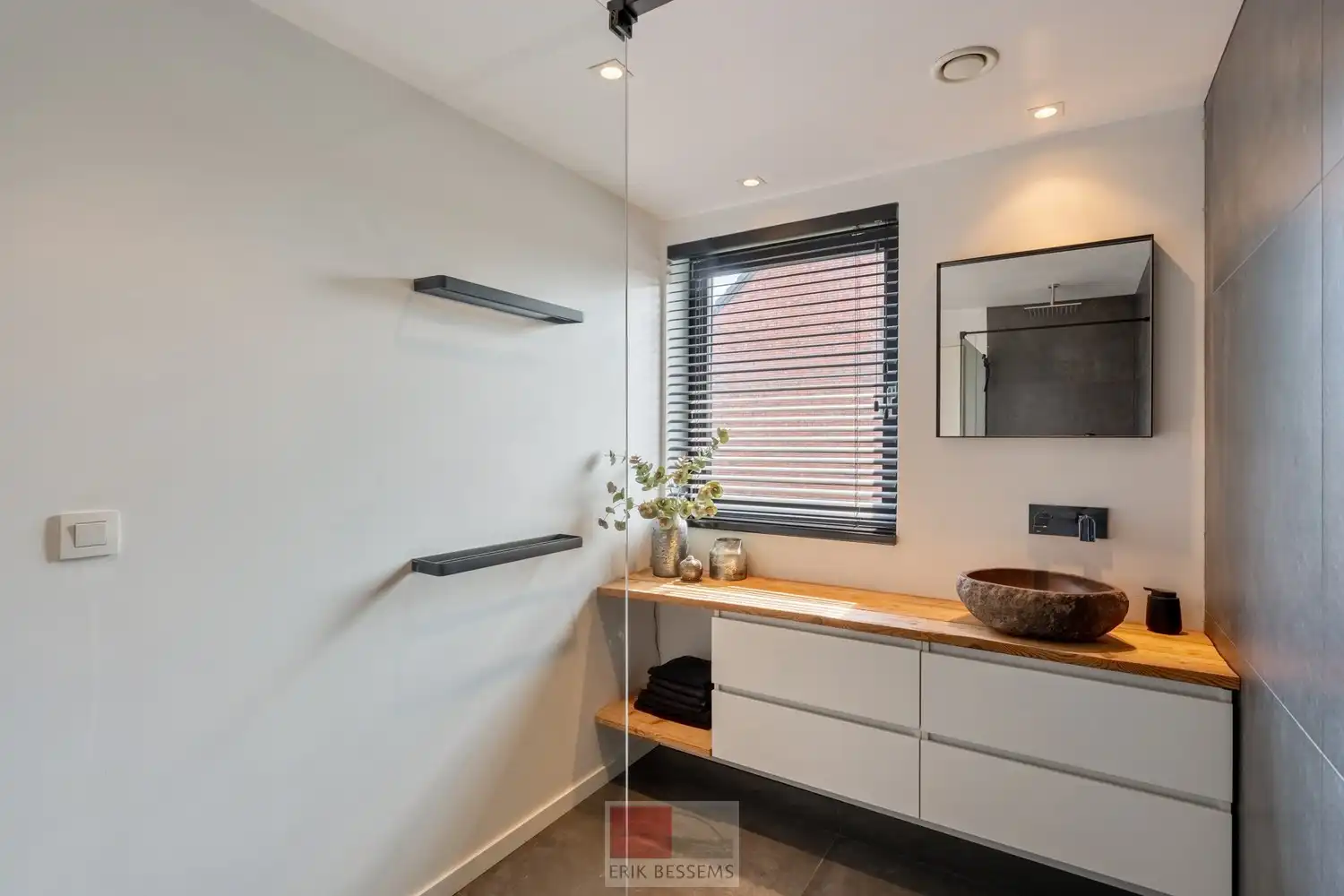 Op een royaal perceel van circa 910 m² ligt deze moderne en energiezuinige woning van circa 177 m² bewoonbare oppervlakte, met een weids panorama over het Limburgse Heuvelland. foto 20