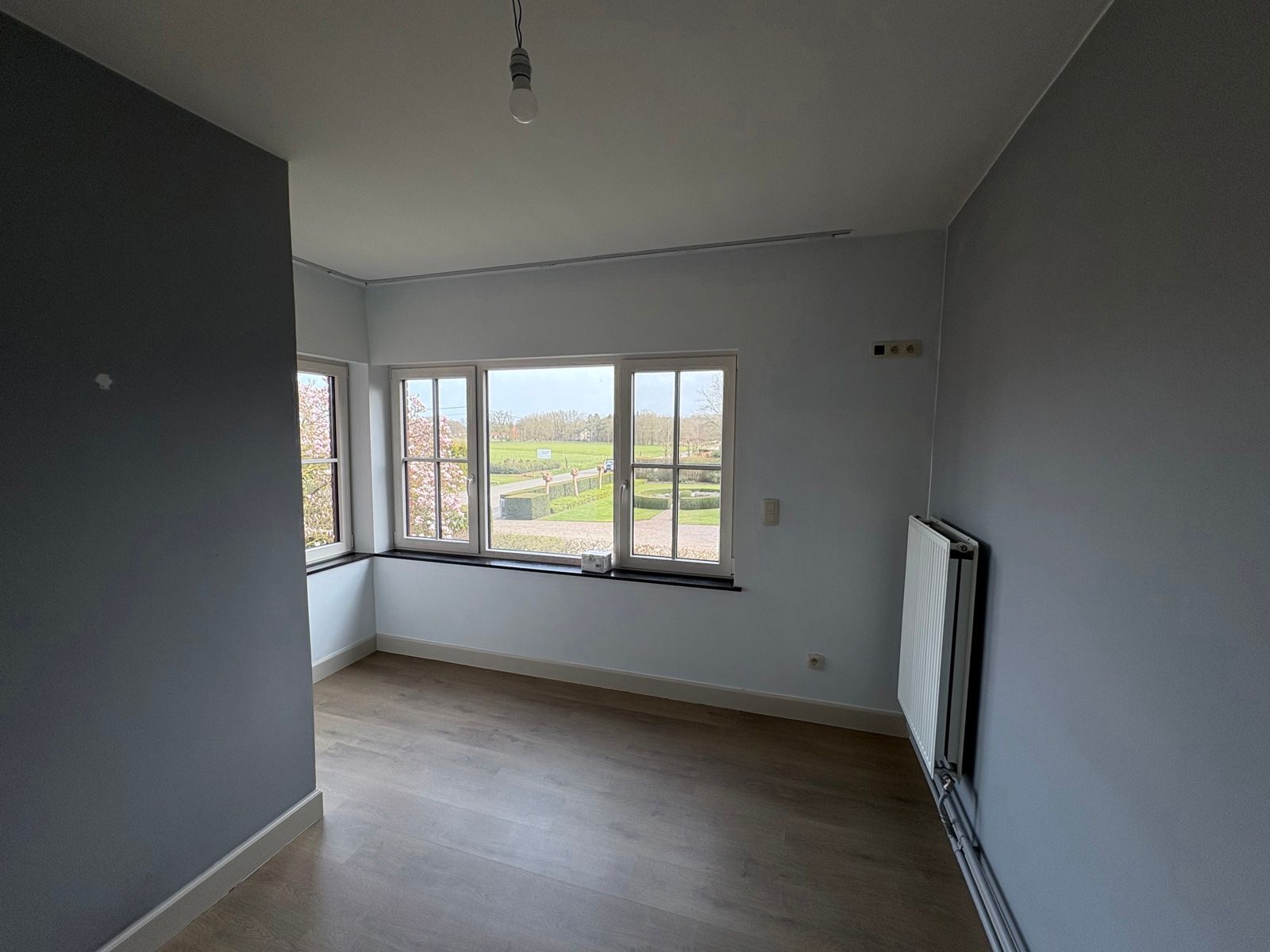 Open bebouwing met 3 slaapkamers, tuin en inpandige garage.  foto 6