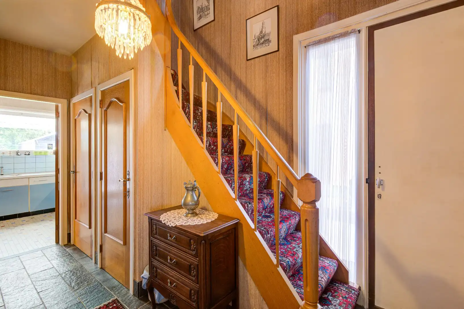 Ruim halfopen woning, 5 slaapkamers en grote tuin foto 2