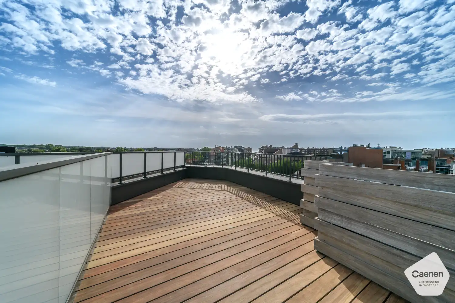 Prachtige gemeubelde penthouse-duplex met 4 slaapkamers en 3 terrassen in hartje Koksijde foto {{pictureIndex}}